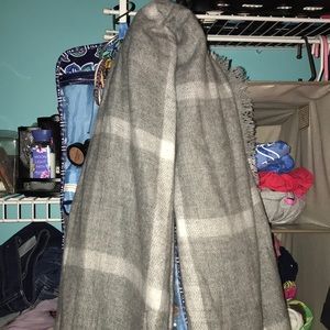 Gray subtlety, patterned scarf